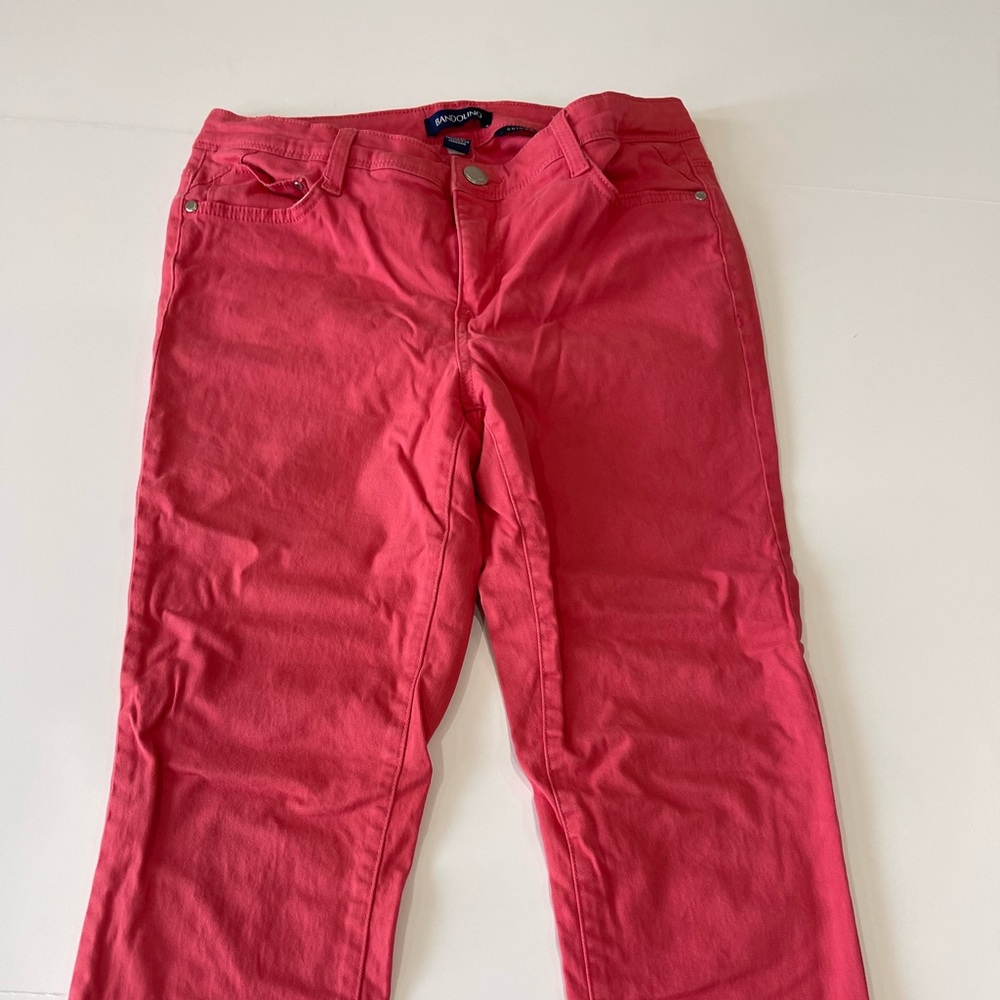 Bandolino crop pants, size 6, inseam 22, mid rise, color fuchsia